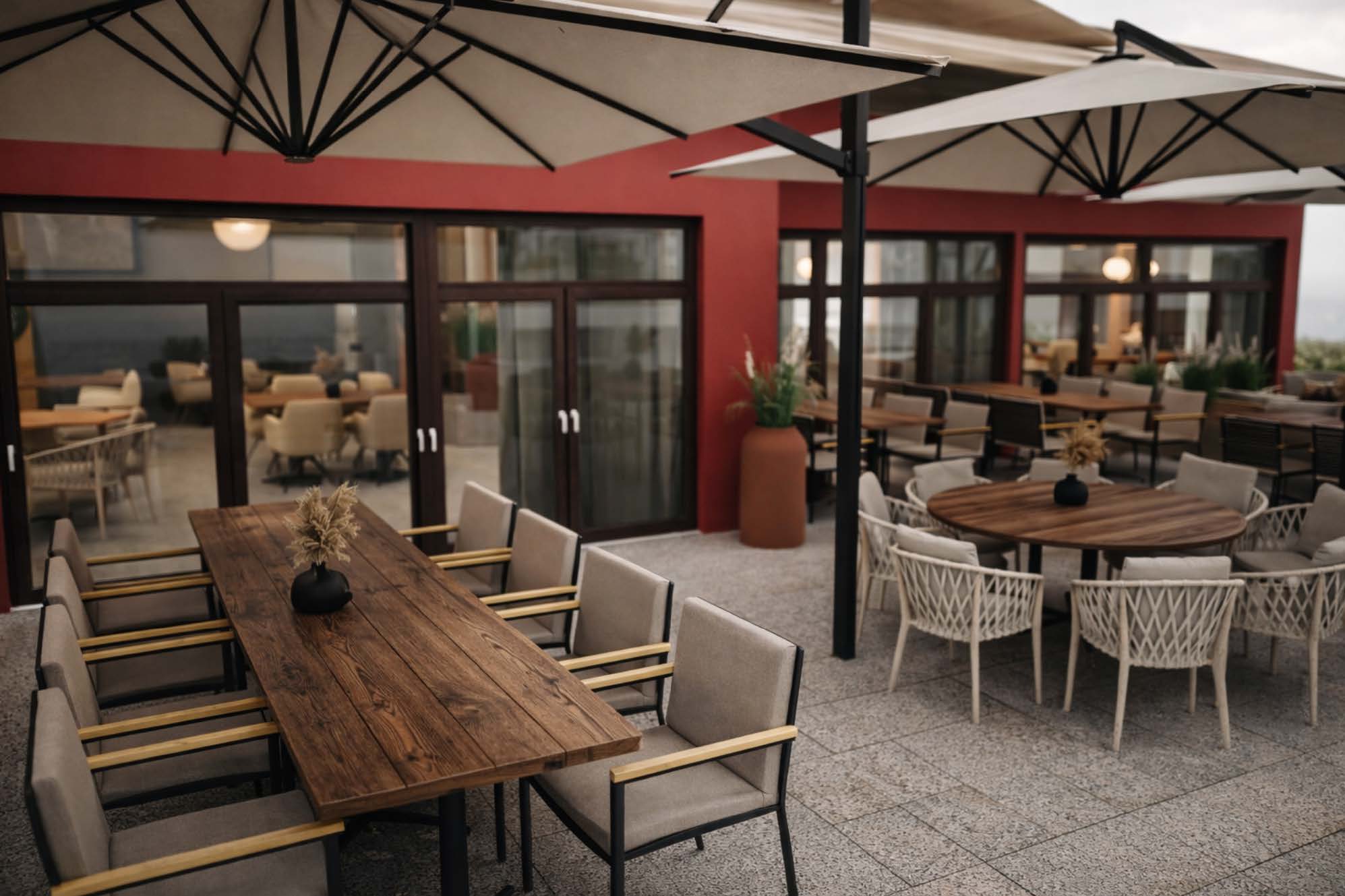 Außenbereich des NILA Restaurants in Bayreuth mit großer Terrasse und stimmungsvoller Beleuchtung am Abend